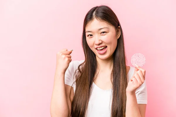 Jonge Aziatische Vrouw Met Gezicht Spons Geïsoleerd Roze Achtergrond Verhogen — Stockfoto