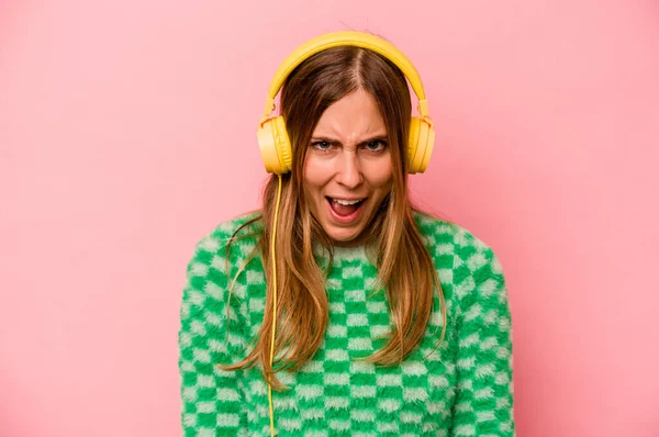 Jonge Kaukasische Vrouw Luisteren Naar Muziek Geïsoleerd Roze Achtergrond Schreeuwen — Stockfoto