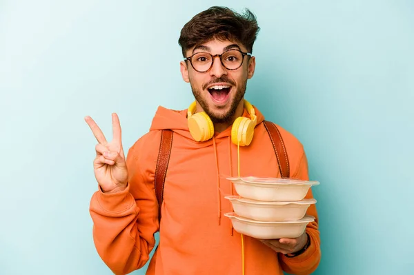 Young Student Hispanic Man Holding Tupperware Isolated Blue Background Background — Foto de Stock