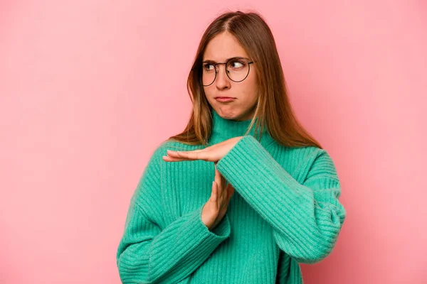 Mujer Joven Caucásica Aislada Sobre Fondo Rosa Mostrando Gesto Tiempo — Foto de Stock