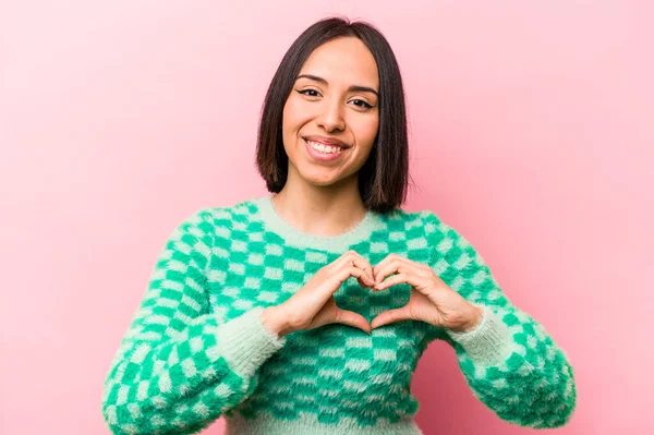 Mujer Hispana Joven Aislada Sobre Fondo Rosa Sonriendo Mostrando Una —  Fotos de Stock