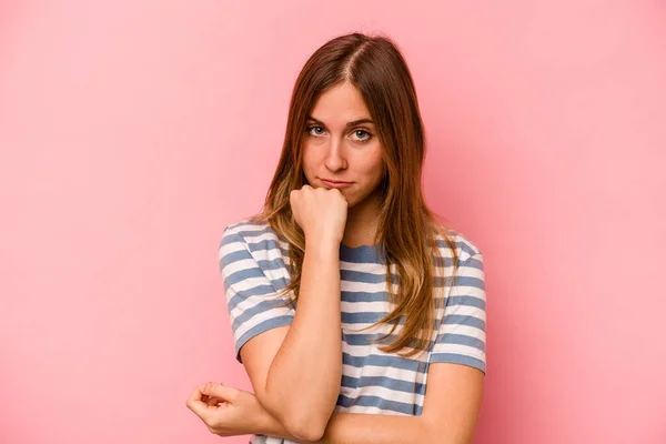 Young Caucasian Woman Isolated Pink Background Suspicious Uncertain Examining You — Stock Photo, Image