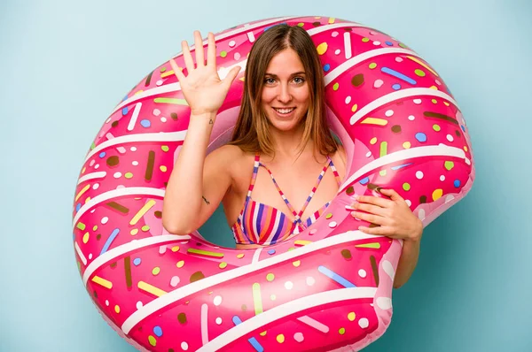 Mulher Branca Jovem Segurando Colchão Isolado Fundo Azul Sorrindo Alegre — Fotografia de Stock