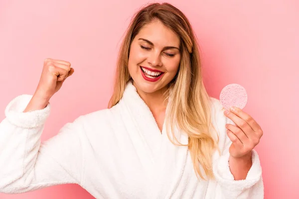 Joven Mujer Caucásica Sosteniendo Esponja Facial Aislada Sobre Fondo Rosa — Foto de Stock