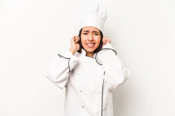 Молода Іспаномовна Шеф Кухарка Ізольована Білому Тлі Покриваючи Вуха Руками — стокове фото