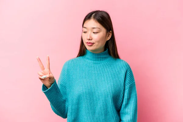 Junge Chinesin Isoliert Auf Rosa Hintergrund Fröhlich Und Unbeschwert Zeigt — Stockfoto