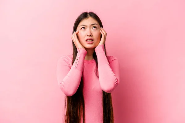 Jovem Chinesa Isolada Fundo Rosa Choramingando Chorando Desconsoladamente — Fotografia de Stock