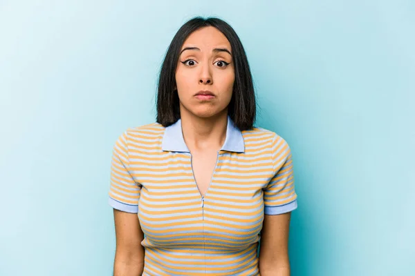 Young Hispanic Woman Isolated Blue Background Shrugs Shoulders Open Eyes — Stock Photo, Image