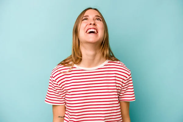 Mujer Joven Caucásica Aislada Sobre Fondo Azul Relajada Feliz Riendo —  Fotos de Stock