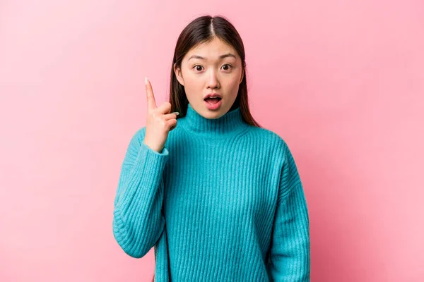 Giovane Donna Cinese Isolata Sfondo Rosa Rivolta Verso Alto Con — Foto Stock