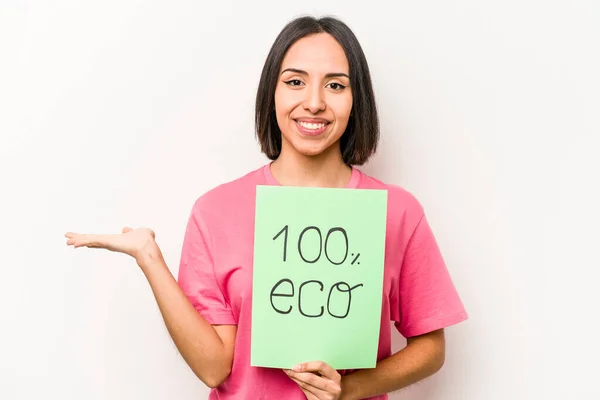 Mujer Hispana Joven Sosteniendo 100 Cartel Ecológico Aislado Sobre Fondo —  Fotos de Stock