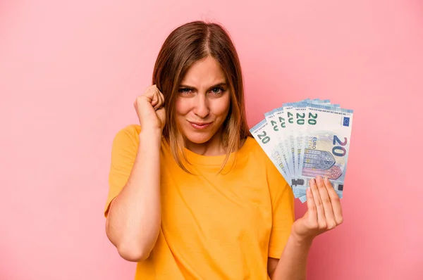 Young Caucasian Woman Holding Banknotes Isolated Pink Background Covering Ears — Stock Photo, Image