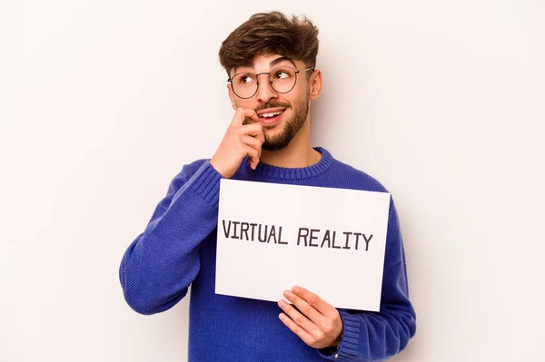 Jovem Hispânico Segurando Cartaz Realidade Virtual Isolado Fundo Branco Relaxado — Fotografia de Stock