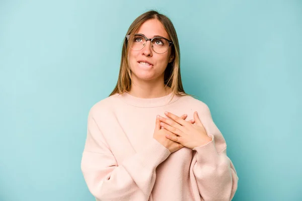 Giovane Donna Caucasica Isolata Sfondo Blu Espressione Amichevole Premendo Palmo — Foto Stock