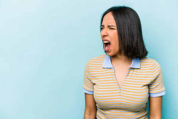 Mujer Hispana Joven Aislada Sobre Fondo Azul Gritando Muy Enojada —  Fotos de Stock