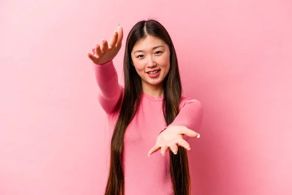 Jonge Chinese Vrouw Geïsoleerd Roze Achtergrond Voelt Vertrouwen Het Geven — Stockfoto