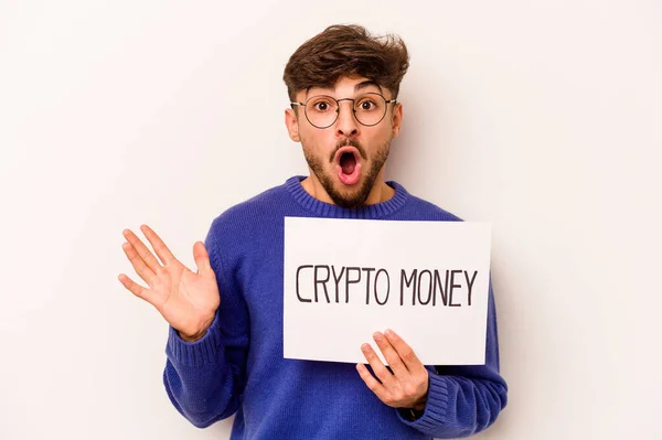 Giovane Uomo Ispanico Possesso Cartello Cripto Denaro Isolato Sfondo Bianco — Foto Stock