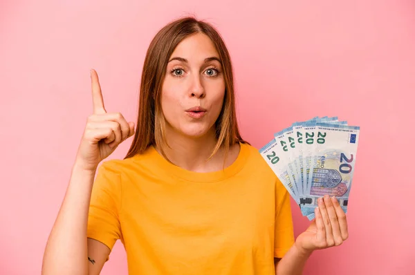 Young Caucasian Woman Holding Banknotes Isolated Pink Background Having Idea — Stock Photo, Image