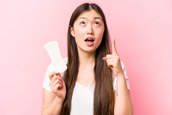 Junge Asiatische Frau Hält Damenserviette Isoliert Auf Rosa Hintergrund Zeigt — Stockfoto