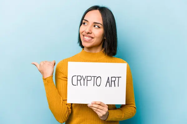 Ung Latinamerikansk Kvinna Håller Crypto Konst Skylt Isolerad Blå Bakgrundspunkter — Stockfoto