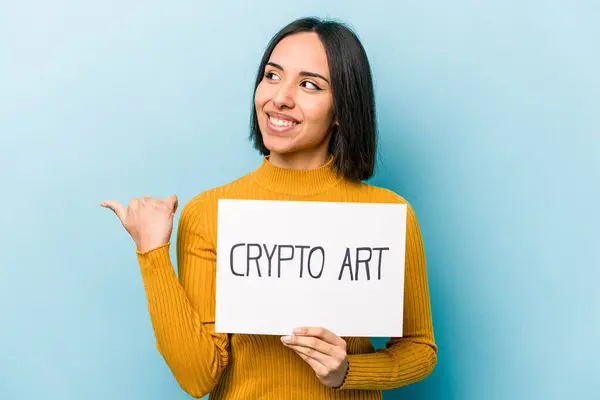 Mujer Hispana Joven Sosteniendo Cartel Arte Criptográfico Aislado Puntos Fondo —  Fotos de Stock