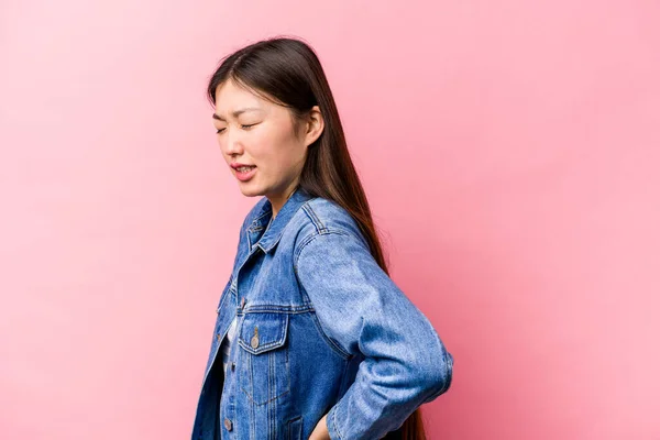 Junge Chinesin Isoliert Auf Rosa Hintergrund Leidet Unter Rückenschmerzen — Stockfoto