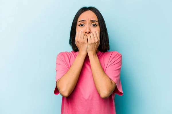 Junge Hispanische Frau Isoliert Auf Blauem Hintergrund Beißt Fingernägel Nervös — Stockfoto