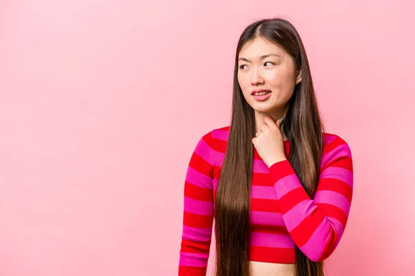 年轻的中国女人 背对着粉色背景孤立无援 思考问题 做出抉择 — 图库照片