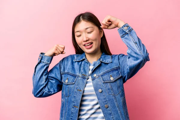 Joven Mujer China Aislada Sobre Fondo Rosa Celebrando Día Especial —  Fotos de Stock