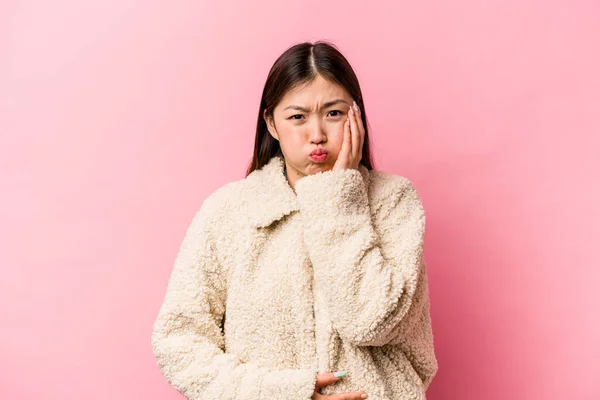 Joven Mujer China Aislada Sobre Fondo Rosa Sopla Mejillas Tiene —  Fotos de Stock