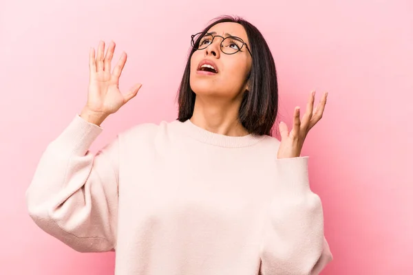 Young Hispanic Woman Isolated Pink Background Screaming Sky Looking Frustrated — Stock Photo, Image