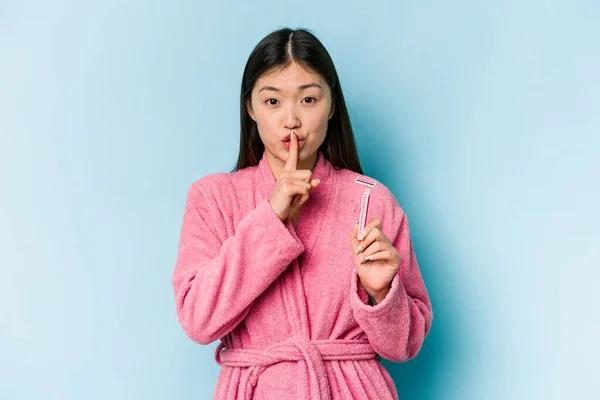 Ung Asiatisk Kvinna Håller Rakblad Isolerad Blå Bakgrund Hålla Hemlighet — Stockfoto