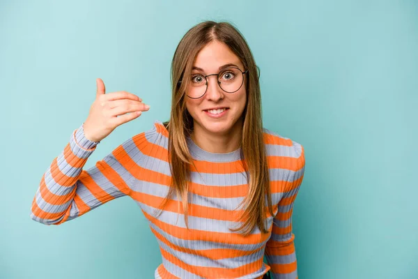 Young Caucasian Woman Isolated Blue Background Laughing Something Covering Mouth — Stock Photo, Image