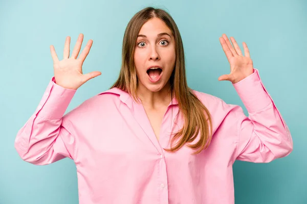 Young Caucasian Woman Isolated Blue Background Receiving Pleasant Surprise Excited — Stock Photo, Image