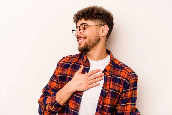 Mladý Hispánec Izolovaný Bílém Pozadí Smějící Ruce Srdci Koncept Štěstí — Stock fotografie