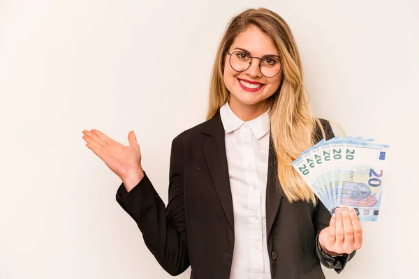 Mladý Obchod Běloška Žena Drží Bankovky Izolované Bílém Pozadí Zobrazující — Stock fotografie