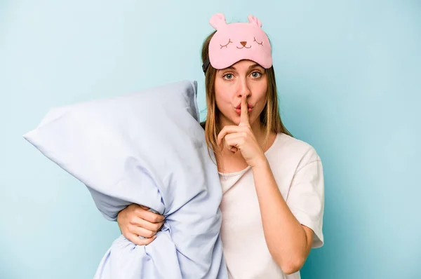 Mavi Arka Planda Izole Edilmiş Pijama Giyen Beyaz Bir Kadın — Stok fotoğraf