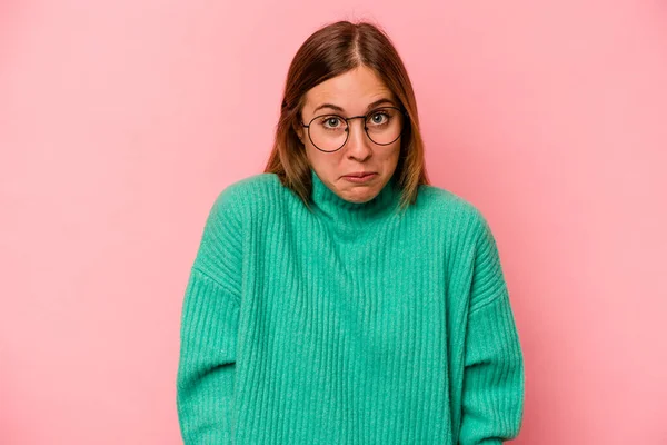 Giovane Donna Caucasica Isolata Sfondo Rosa Scuote Spalle Occhi Aperti — Foto Stock