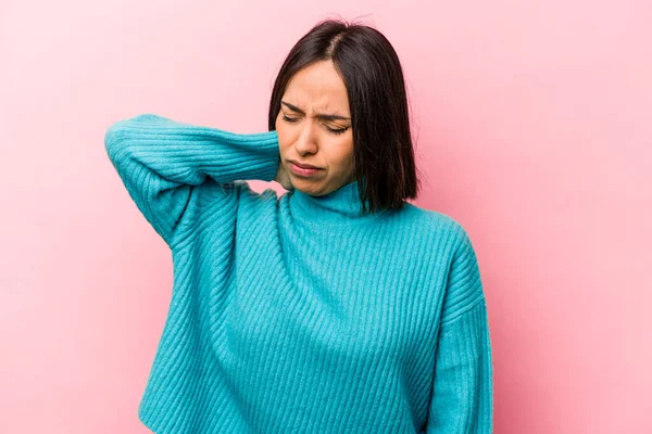 Giovane Donna Ispanica Isolata Sfondo Rosa Che Dolore Collo Causa — Foto Stock