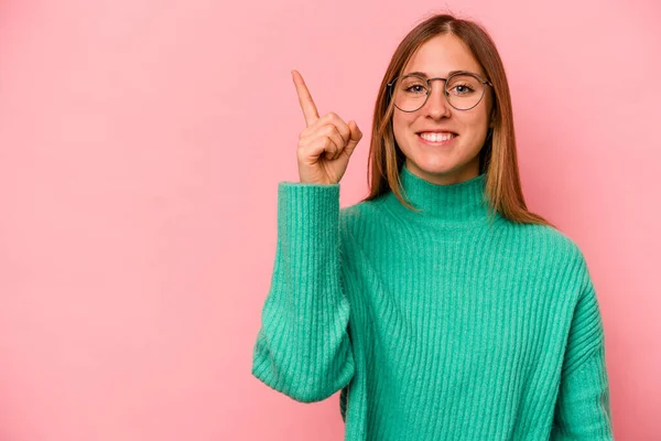 Young Caucasian Woman Isolated Pink Background Showing Number One Finger — Stock Photo, Image