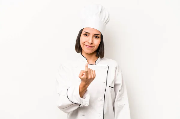 Молода Іспаномовна Шеф Кухарка Ізольована Білому Тлі Вказуючи Пальцем Ніби — стокове фото