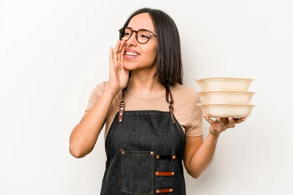 Young Caucasian Waitress Woman Holding Tupperware Isolated White Background Shouting — Stock Photo, Image