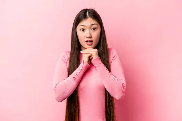 Joven Mujer China Aislada Sobre Fondo Rosa Rezando Por Suerte —  Fotos de Stock