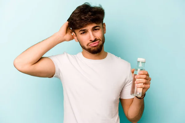 Jonge Spaanse Man Houdt Een Fles Water Geïsoleerd Witte Achtergrond — Stockfoto