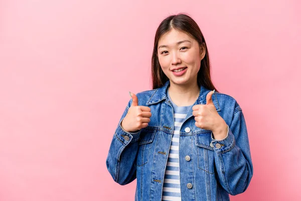 Joven Mujer China Aislada Sobre Fondo Rosa Sonriendo Levantando Pulgar —  Fotos de Stock