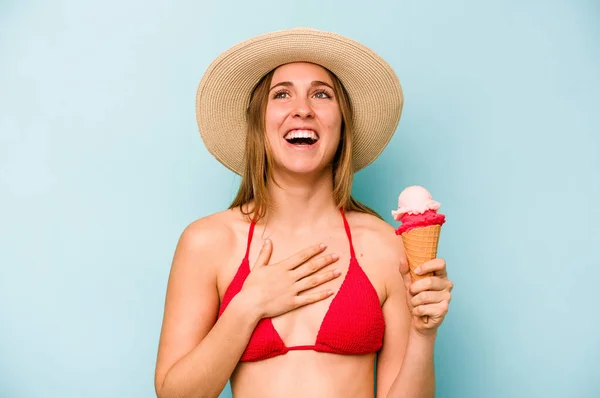 Jovem Caucasiana Vestindo Biquíni Segurando Sorvete Isolado Fundo Azul Alto — Fotografia de Stock