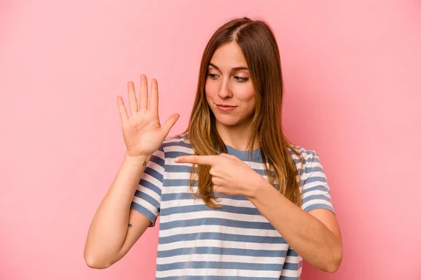 Junge Kaukasische Frau Auf Rosa Hintergrund Isoliert Lächelnd Fröhlich Zeigt — Stockfoto