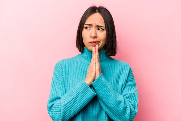 Junge Hispanische Frau Isoliert Auf Rosa Hintergrund Betet Zeigt Hingabe — Stockfoto