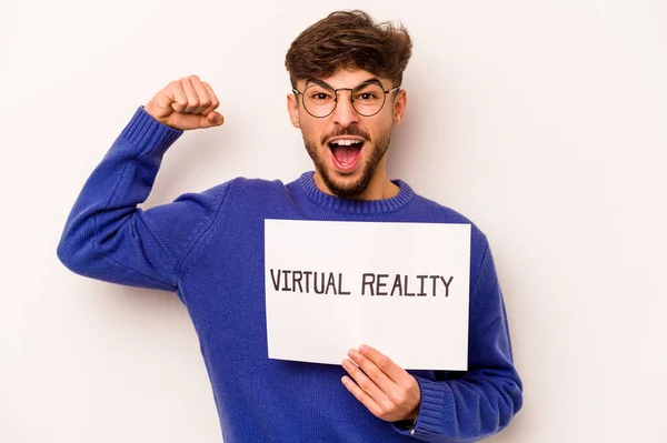 Jovem Hispânico Segurando Cartaz Realidade Virtual Isolado Fundo Branco Levantando — Fotografia de Stock