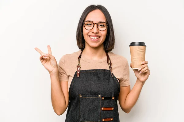 Joven Camarera Caucásica Sosteniendo Llevar Café Aislado Sobre Fondo Blanco —  Fotos de Stock